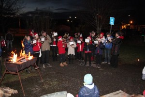 Korpset spiller til gangen rundt treet