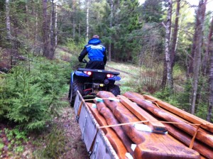 Thomas underveis med lånt ATV og bilhenger på slep.